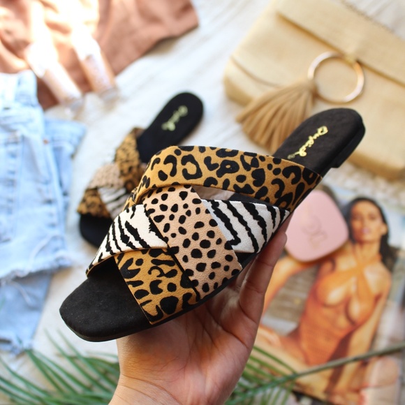 Shoes - 🚨//The Cape Cod// Animal print Criss Cross Slides